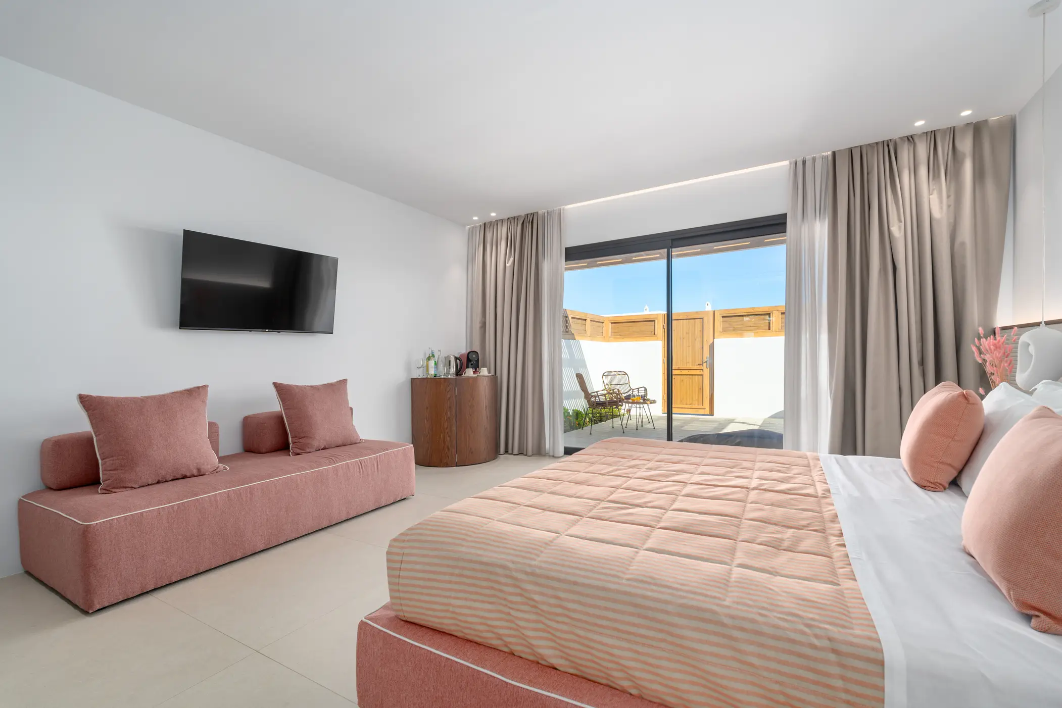 Deluxe Suite with Jacuzzi 5