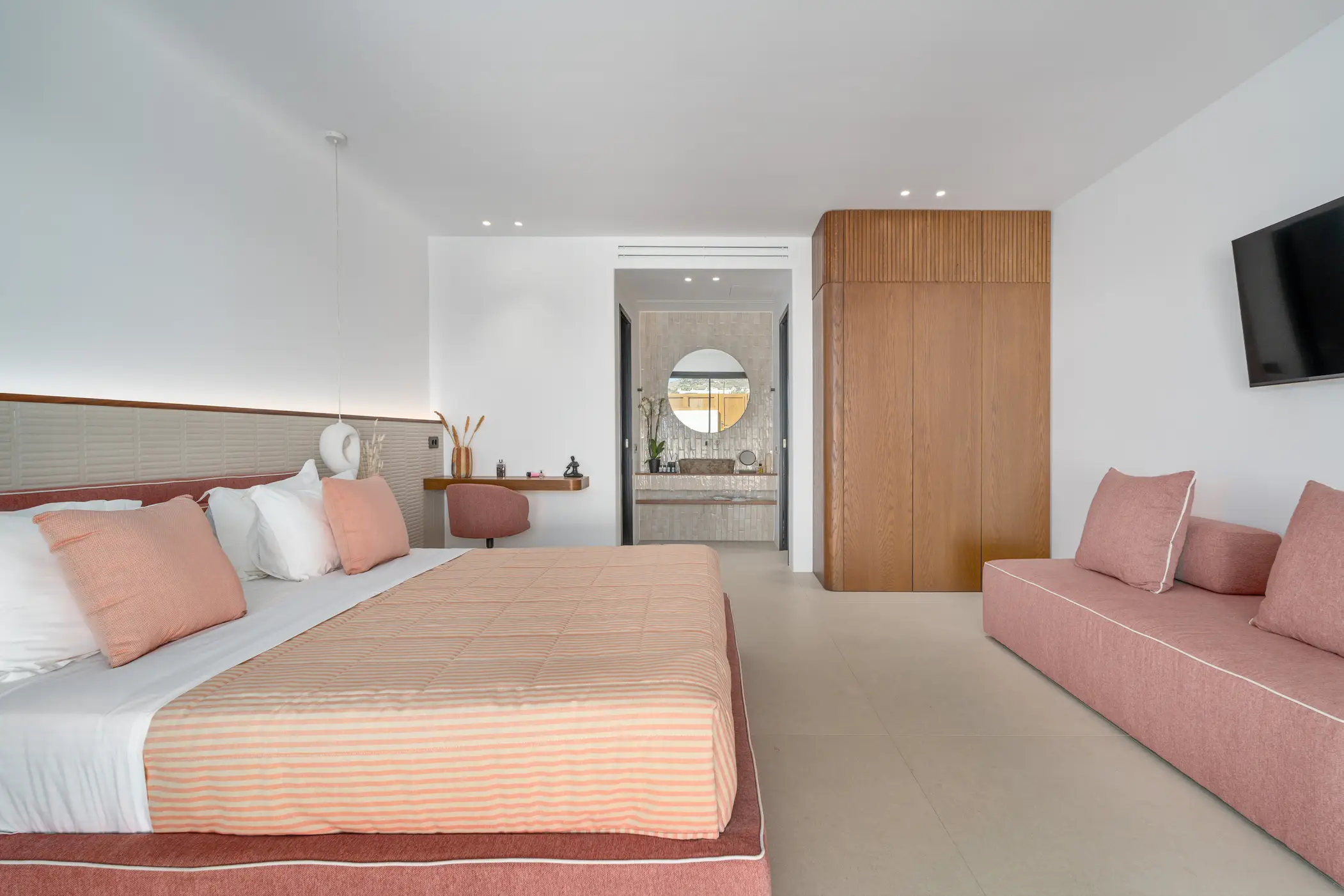 Deluxe Suite with Jacuzzi - Photo 9