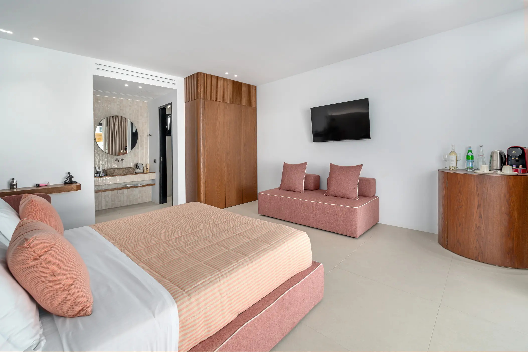 Deluxe Suite with Jacuzzi - Photo 10