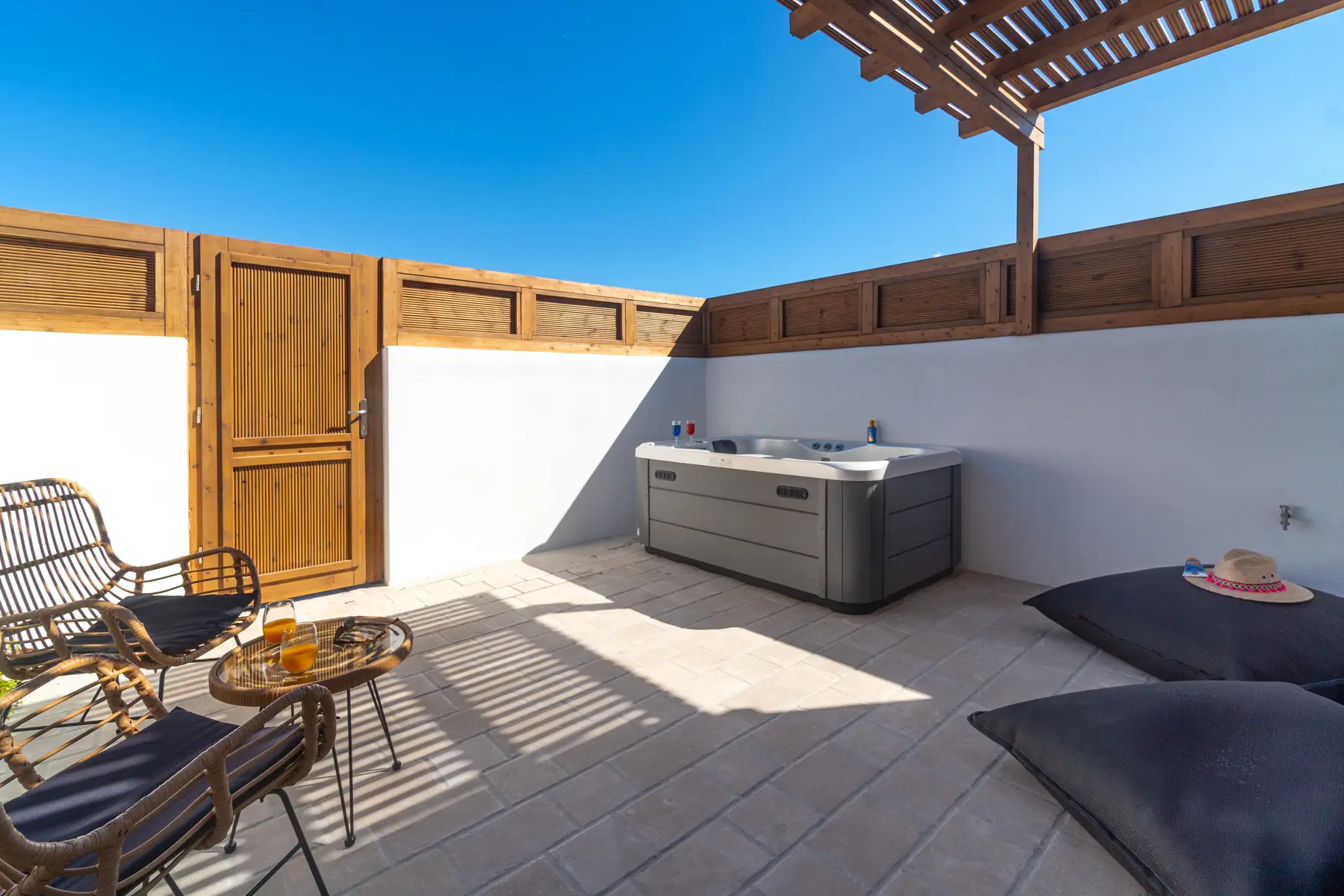 Deluxe Suite with Jacuzzi 2