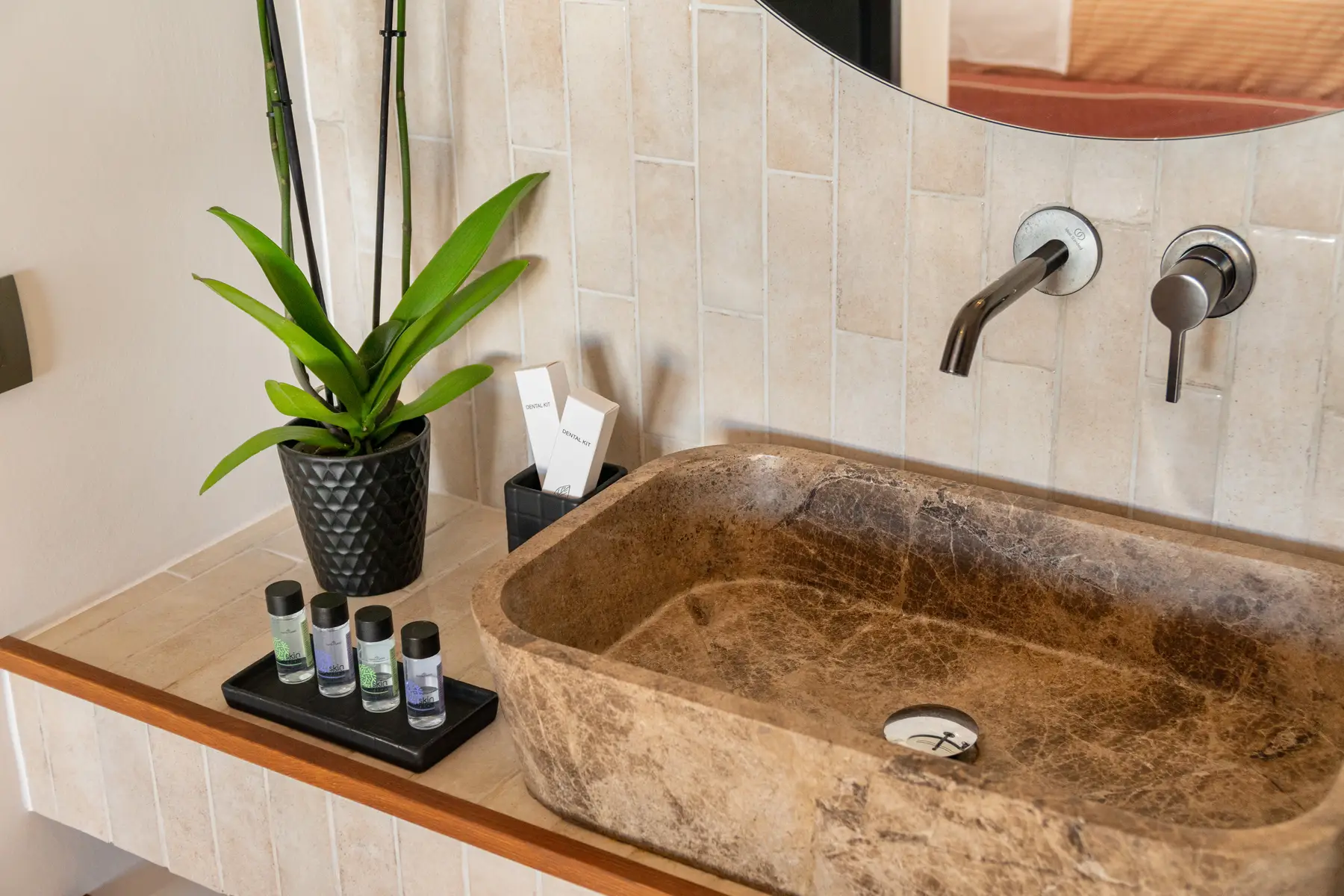 Deluxe Suite with Jacuzzi - Photo 13